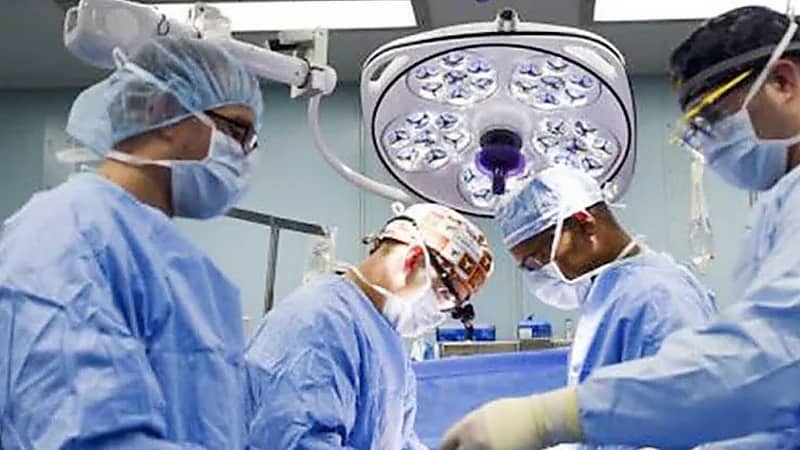 تدخل جراحي عاجل ينقذ حياة شاب من فتك آلة حادة بجازان