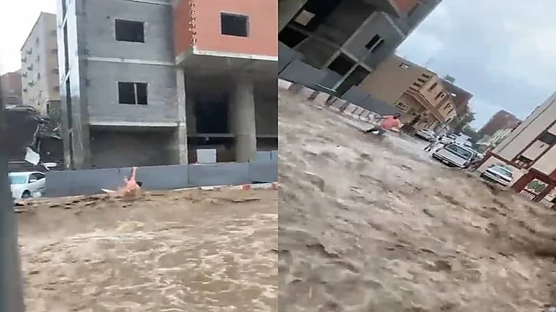 بالفيديو.. السيل يجرف شخصًا غامر بحياته وحاول عبوره في مكة