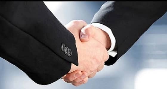 فصل أكاديمي بجامعة شهيرة لمحاولته مصافحة مسلمة