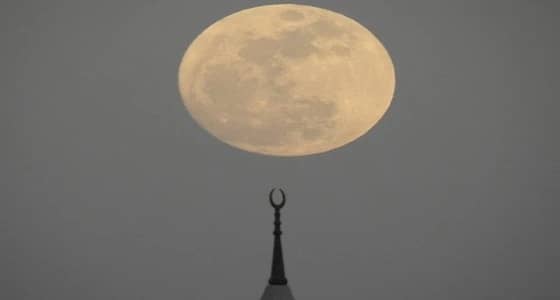 بالصور.. سماء المدينة المنورة تضئ بالقمر العملاق