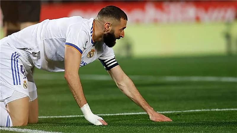 الإصابة تغيب بنزيمة عن قمة الدوري الإسباني