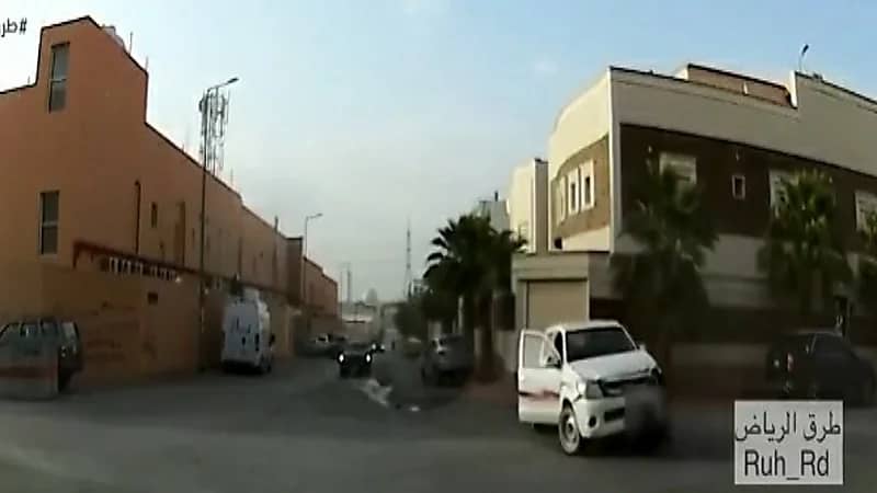 شاهد.. متهور يُمارس التفحيط ويصطدم بمركبة متوقفة بالرياض ويلوذُ بالفرار