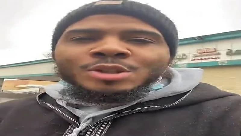 شاهد.. فزعة شاب سعودي مع "أمريكي" تعطلت سيارته على الطريق