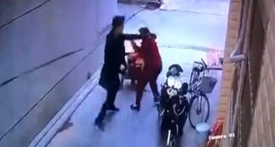 بالفيديو.. مختل عقليا يطعن سيدتين أمام منزلهما