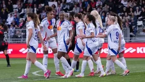 ليون الفرنسي يفتح المدرجات للكلاب والقطط في مباراة نسائية