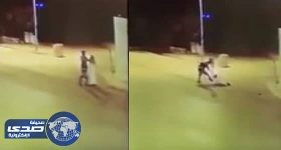 بالفيديو.. شاب يتعدى بالضرب المبرح على مسن في أحد الشوارع