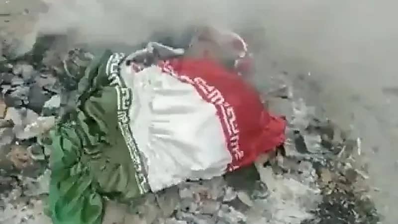 شاهد .. طالبات إيرانيات يحرقن العلم الإيراني بعد إعدام "شكاري"