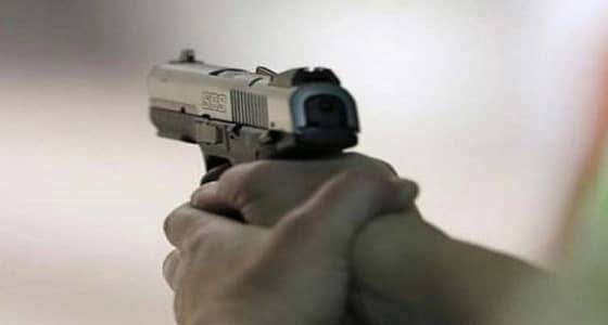 مصرع مواطنة وإصابة ابنها على يد متعاطِ