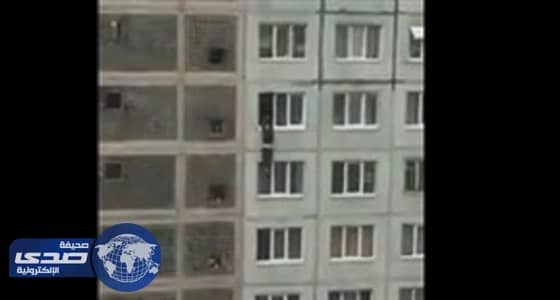 بالفيديو.. لحظة سقوط شاب من الطابق السابع