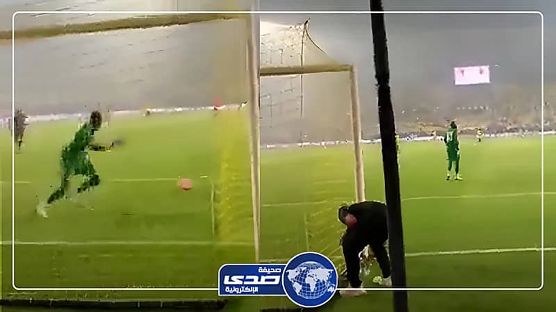 تصرف غريب لـ وليد عبدالله بمباراة النصر والتعاون.. فيديو