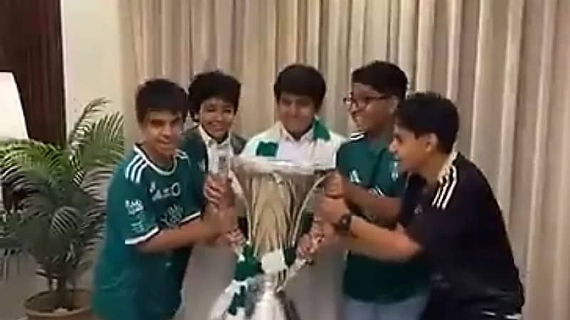 عائلة حارس الأهلي تحتفل باللقب الآسيوي .. فيديو