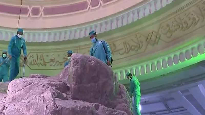 شاهد.. ‏جهود رئاسة الحرمين في تطهير وتعقيم جبلي الصفا والمروة من الداخل