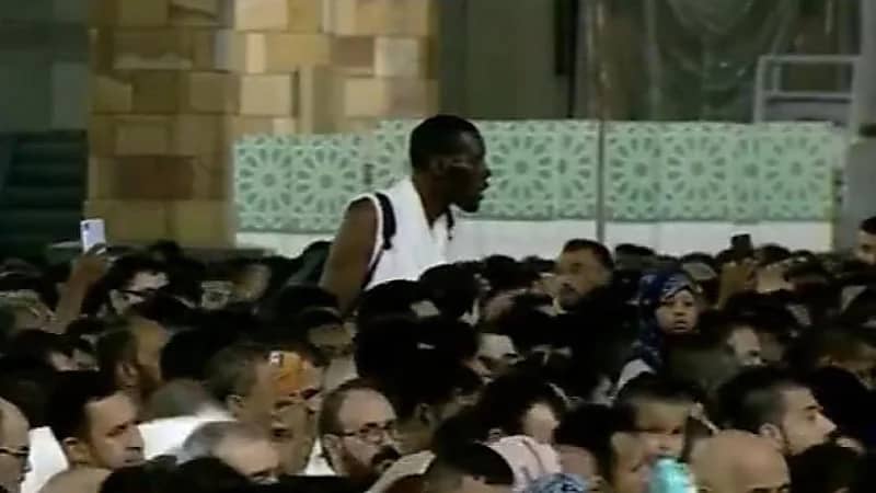 ظهور لافت لأحد المعتمرين في صحن المطاف .. فيديو