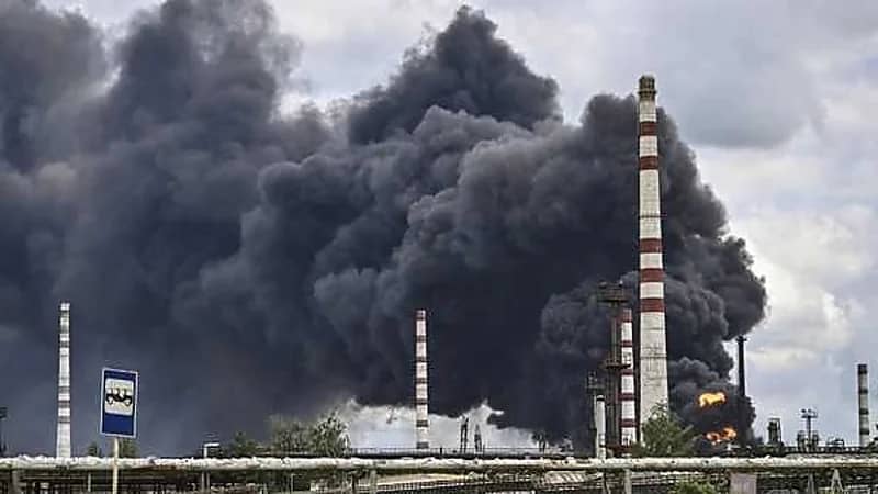 قصف أوكراني يتسبب في اندلاع حريق بمستودع نفط