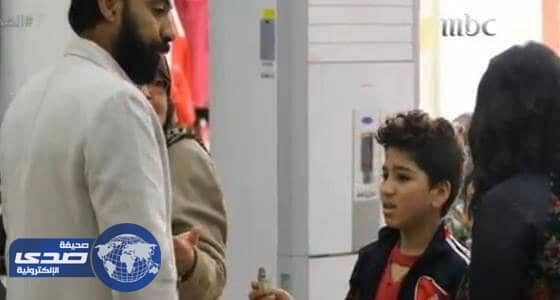 بالفيديو.. مشهد مؤثر لطفل يشتري هديه لأمه ونقوده لا تكفي