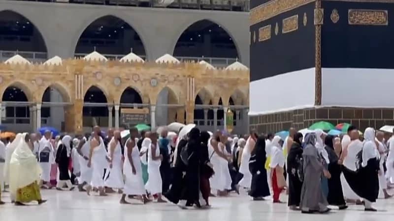 شاهد.. اختبارات عدة تخضع لها إحرامات الحجاج قبل ارتدائها
