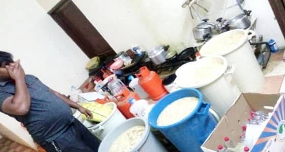 بالصور.. الإطاحة بـ 6 عمال آسيويين حولوا سكنهم لمصنع " خمور " بالسليل