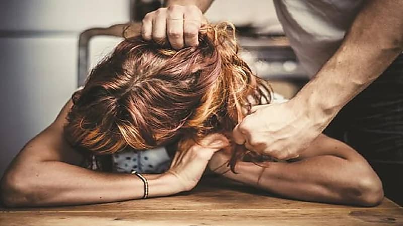 مدمن يفقأ عين زوجته ويهدد بقتلها بعد إصابتها بالسرطان