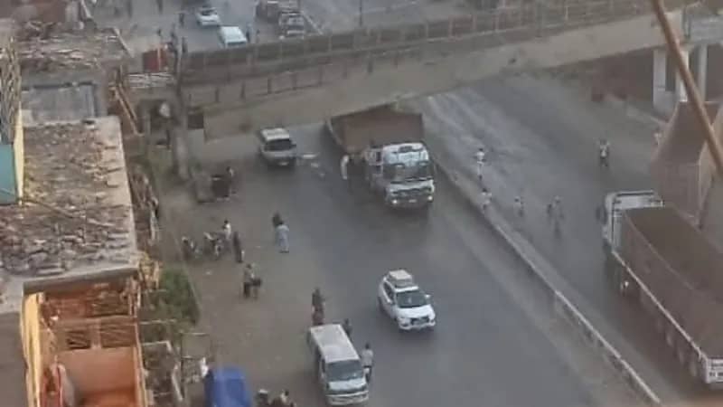 سقوط جزئي لكوبري مشاة إثر اصطدام شاحنة نقل محملة بـ شيول .. صور