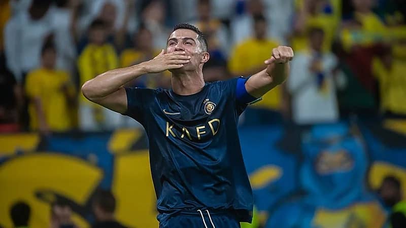 رونالدو يؤدي العرضة في مباراة الشباب والنصر.. فيديو