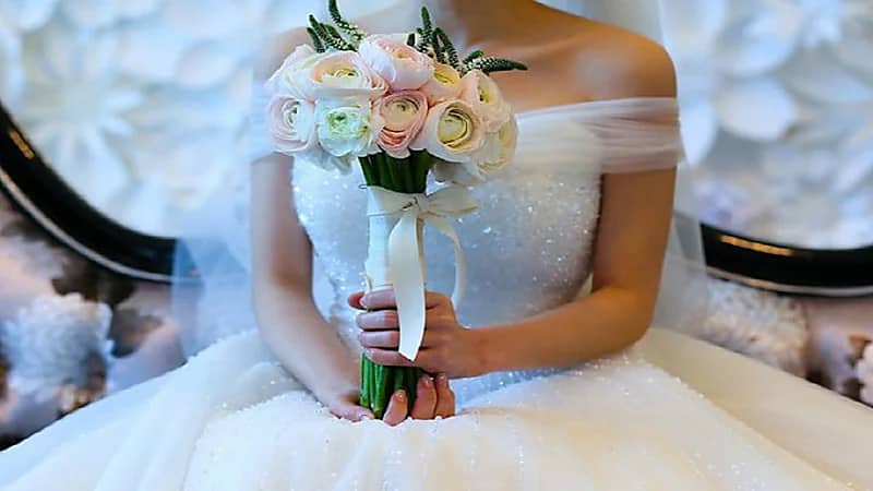 فتاة تقيم جلسة تصوير بفستان أبيض للإنتقام من خطيبها