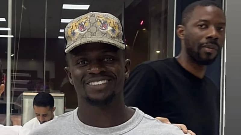 ساديو ماني يبدأ في تفصيل الثوب السعودي .. صور