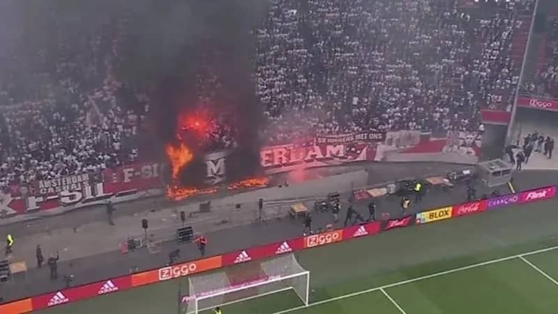 بالفيديو.. حريق هائل يندلع في ملعب مباراة أياكس وفينورد بالدوري الهولندي