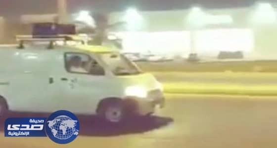 بالفيديو.. سيارة تجوب الشوارع توزع البهجة