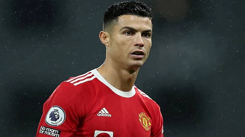 بالفيديو.. "رونالدو" يرفض طلب مشجعة بالتقاط صورة معه