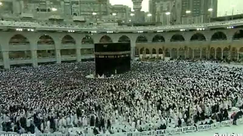بالفيديو.. المعتمرون يرسمون رسم هندسي مذهل بحركة انسيابية في صحن الطواف