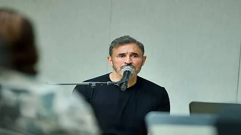 تعليق كاظم الساهر على الضجة حول إطلالته الأخيرة.. فيديو