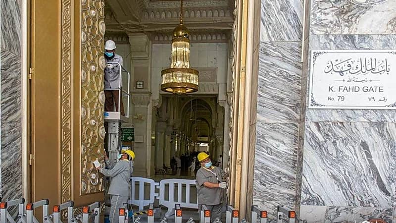 بالصور.. الانتهاء من صيانة أبواب المسجد الحرام