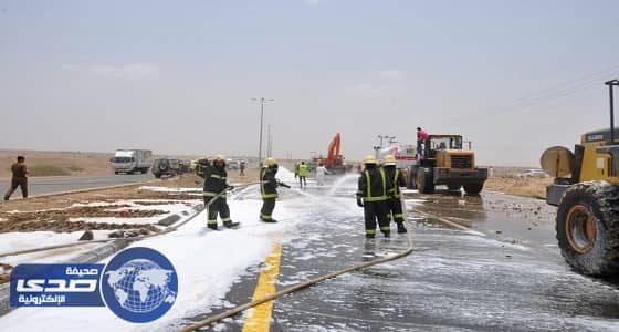 بالصور.. مدني جازان يباشر انقلاب ناقلة محملة بالديزل