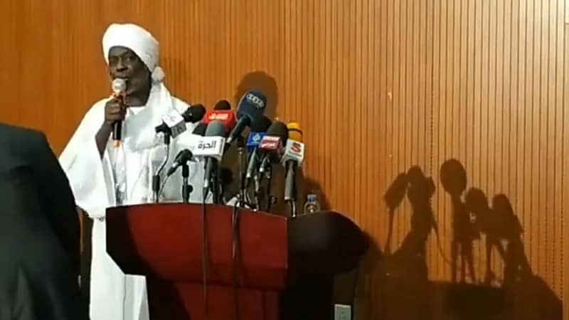 بالفيديو.. وزير سوداني يرد غاضبا: اسكت يلا واسمعني!