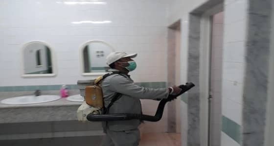 بالصور..حملة رش وتعقيم بتقنية البنات بالمدينة تحسبًا للجرب