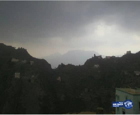 شاهد بالصور.. سحب ضبابية تظهر جمال جبال الداير بني مالك بجازان