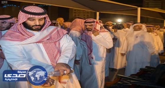 بالفيديو والصور.. ولي ولي العهد يشارك في مواراة جثمان الأمير مشعل لمثواه الأخير