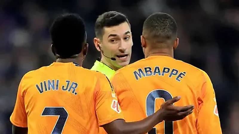 مبابي يرد بطريقة مثيرة بعد سؤاله عن حكم مباراة إسبانيول.. فيديو