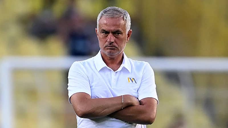 مورينيو يطلب التعاقد مع مدافع النصر لابورت