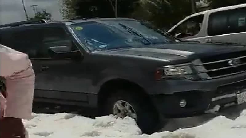 شاهد .. البرد الكثيف يتسبب في تعطل حركة المرور بالطائف