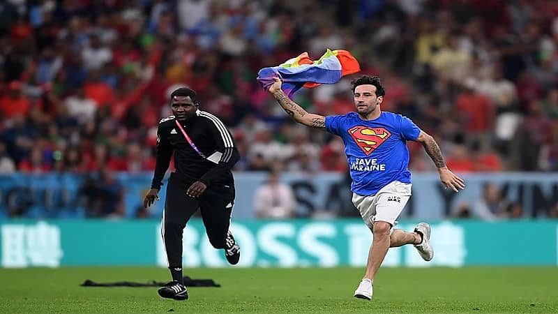 بالفيديو .. لحظة اقتحام مشجع يحمل علم المثليين لملعب البرتغال والأوروغواي