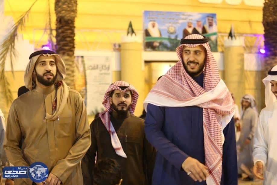 أصحاب السمو الملكي الأمراء يزورون قرية عسير ويشاركون فلكلورها ( صور)