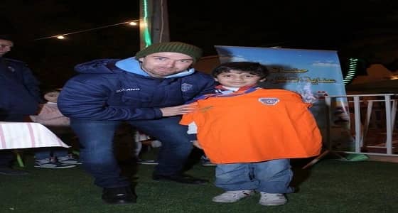 بالصور.. تعرف على الأجنبي الذي تغزلت فيه " أم نايف "