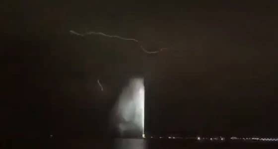 بالفيديو.. مشهد رائع يجمع البرق مع نافورة جدة