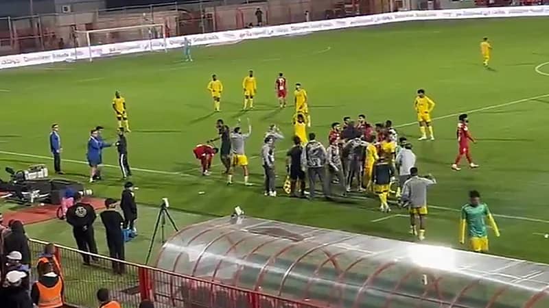 اشتباك بين لاعبي ضمك والخليج .. فيديو