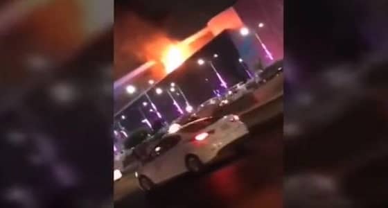 شاهد.. حريق في مركز تجاري شهير بجدة