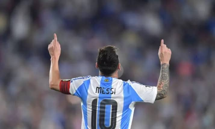 ميسي يفاجئ نجم مانشستر سيتي بهدية ورسالة خاصة