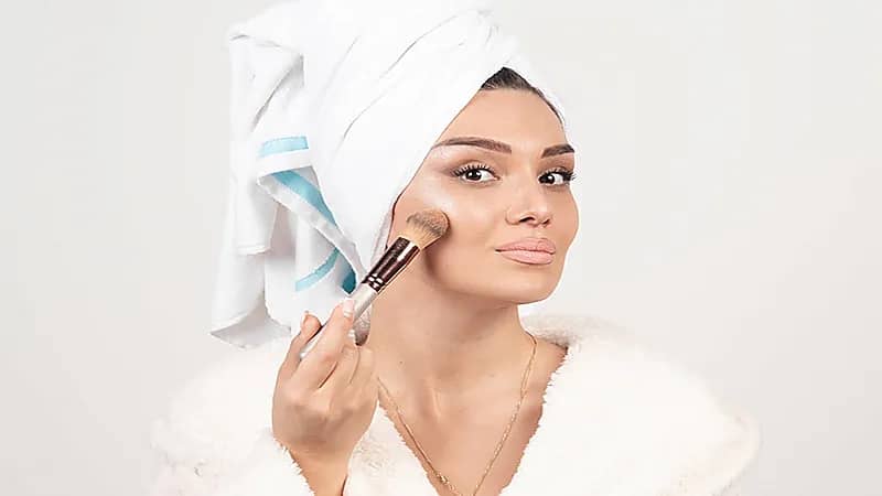 خطوات بسيطة لإخفاء البثور أو النتوءات الحمراء