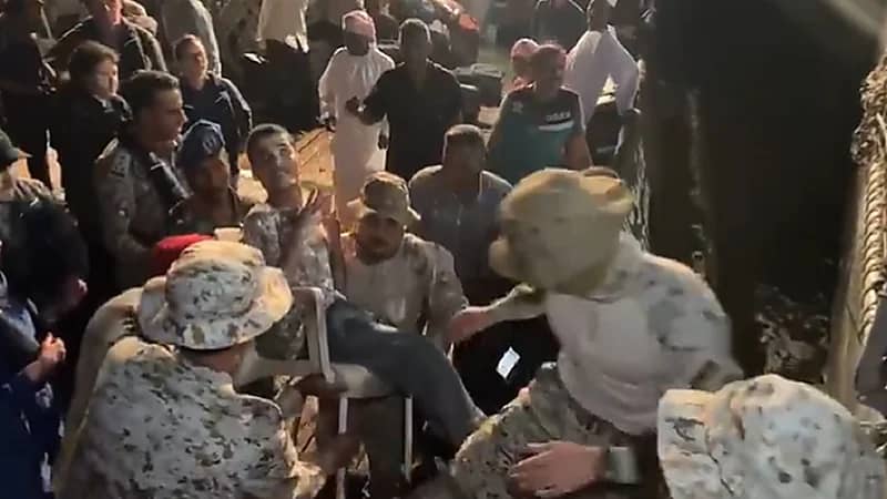 بالفيديو .. قوات المملكة تساعد شاب من ذوي الاحتياجات وتحمله لسفينة "الدرعية"