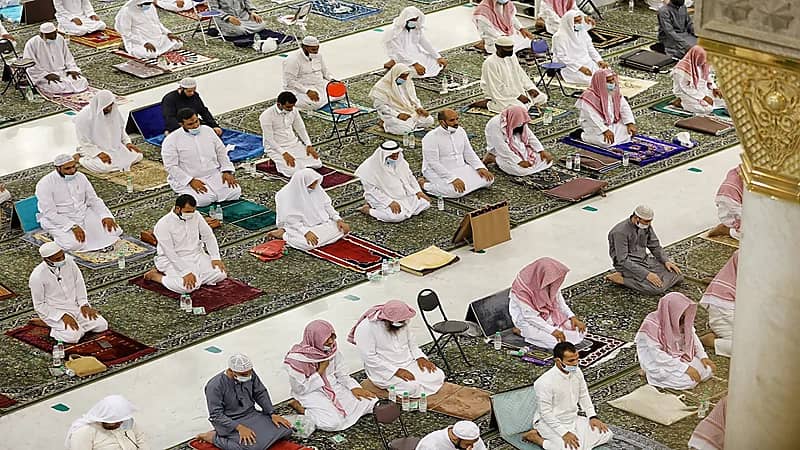 بالصور.. أداء صلاة التهجد في أول ليالي العشر الأواخر بالمسجد الحرام والنبوي